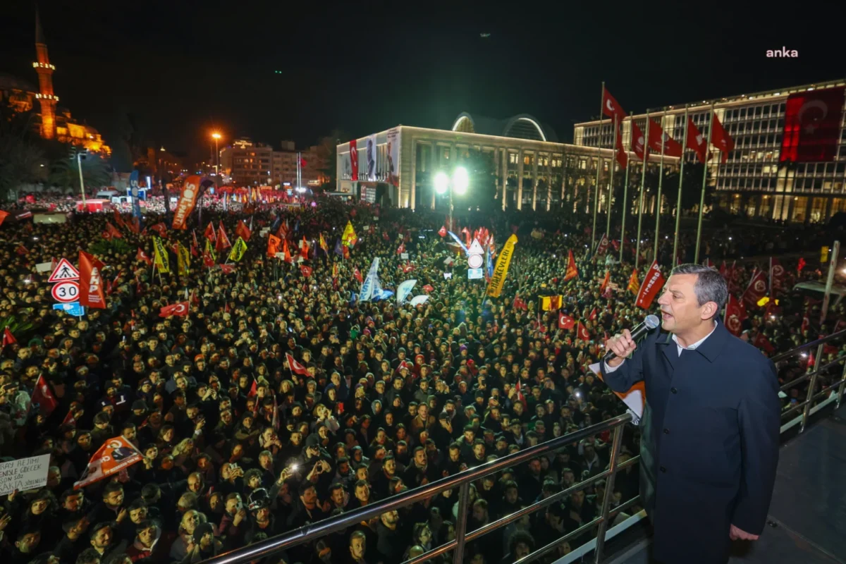 Özgür Özel geceyi Saraçhane'de geçirdi canlı aktarım