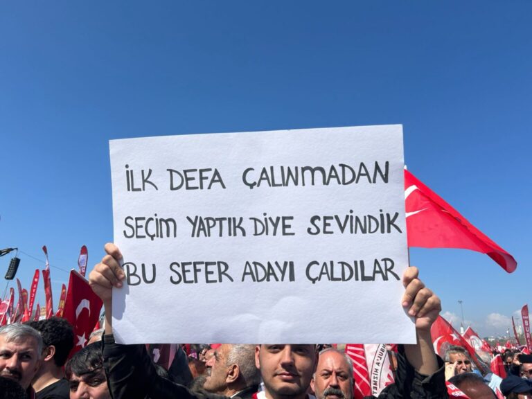 "Çalınmadan seçim yaptık diye sevindik, bu sefer adayı çaldılar": Pankartlarla Maltepe mitingi
