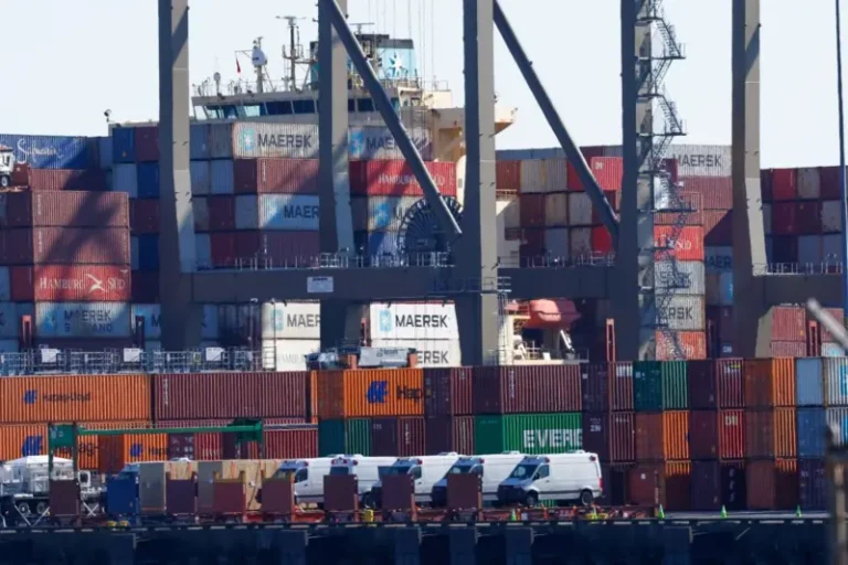 Trump, Kanada ve Meksika'ya yönelik yeni gümrük vergilerinden bazılarını 2 Nisan'a erteledi.