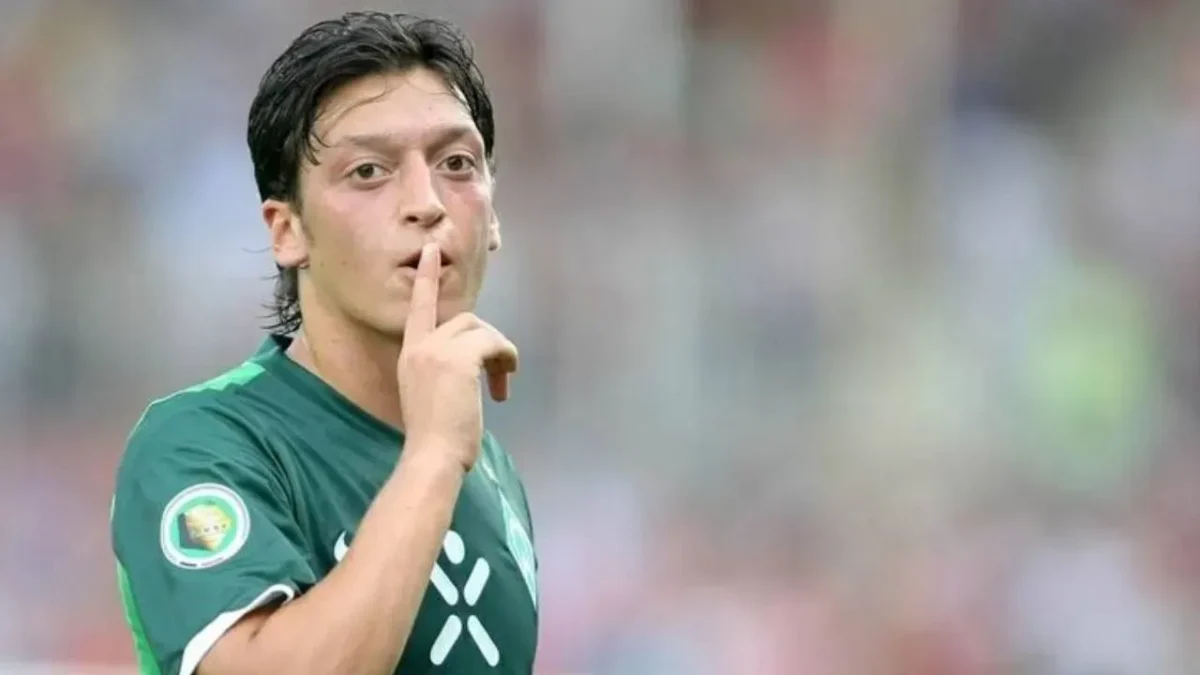 Werder Bremen, eski futbolcusu Diego'nun jübile maçına Mesut Özil'i davet etmeme kararı aldı.