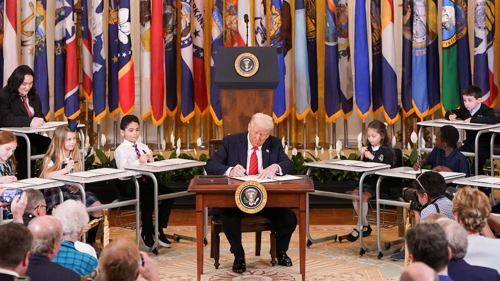 Trump ABD Eğitim Bakanlığı'nı kapatan kararnameyi imzaladı.