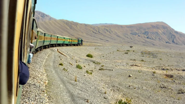 Pakistan'da tren saldırısı: 450 yolcu rehin alındı