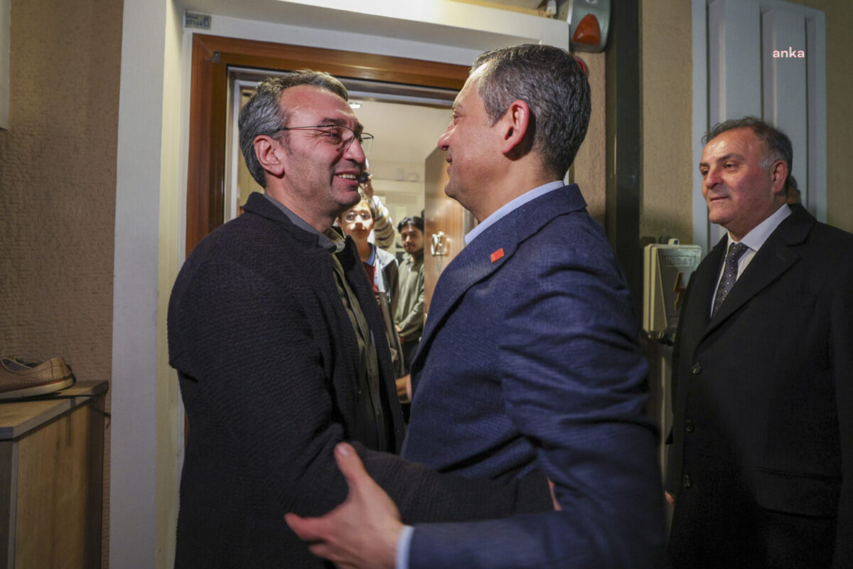 Özgür Özel, Mahir Polat'ı ziyaret etti.