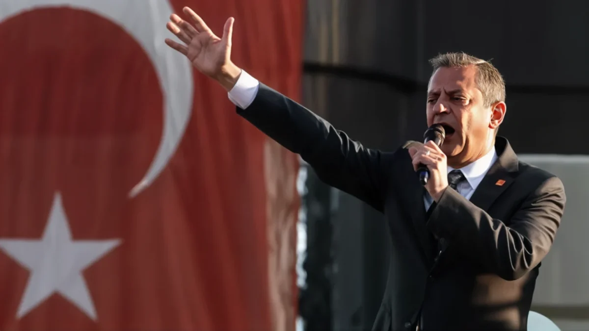 Turkey's CHP reelects Özel as party leader amidst threats of takeover from ruling government_1