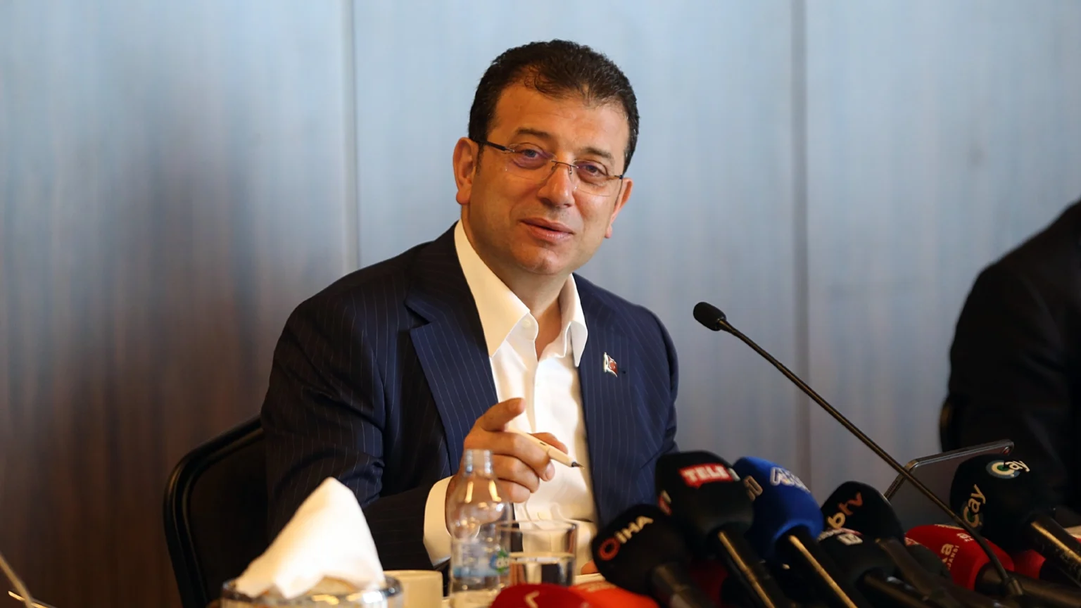 Turkey's CHP reelects Özel as party leader amidst threats of takeover from ruling government_3