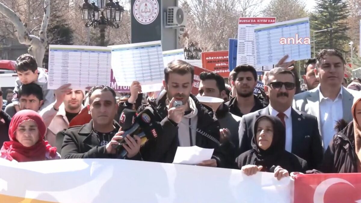 Mülakat mağduru öğretmen adayları MEB önünde: "Yusuf Tekin sorumluluktan kaçıyor"