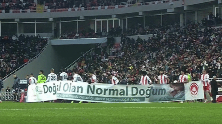 Futbolcuların normal doğum pankartına tepki yağdı