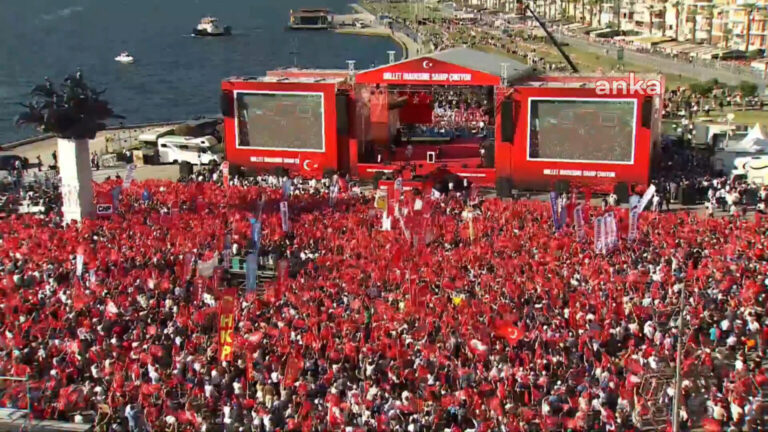 On binlerce yurttaş, Gündoğdu Meydanı'nda toplandı. CHP İzmir'de neden karar veremiyor