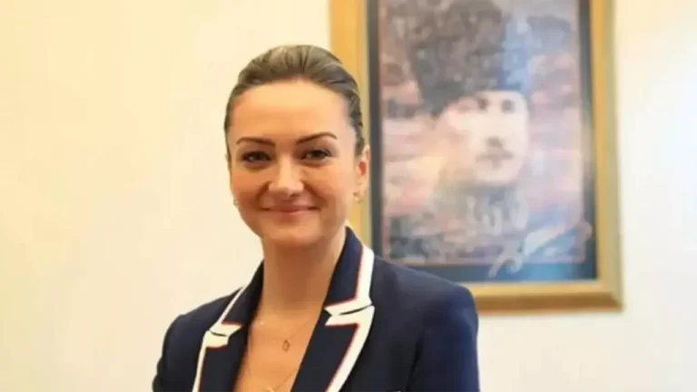 Daha önce gözaltına alınıp serbest bırakılan İBB Başkanı Ekrem İmamoğlu'nun Özel Kalem Müdürü Kadriye Kasapoğlu bu defa tutuklandı.