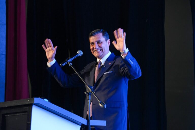 Sanatçılar Ferdi Zeyrek için taziye mesajı paylaştı