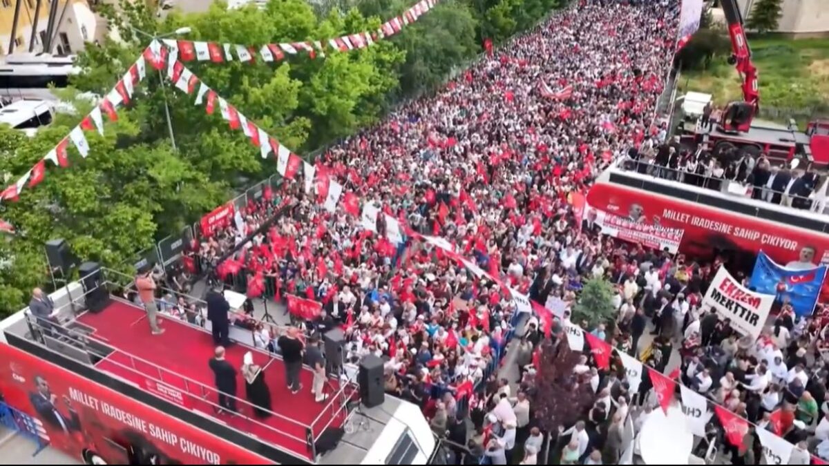 CHP 14 yıl sonra Bayburt'ta miting yaptı, kalabalık yağmura rağmen dağılmadı