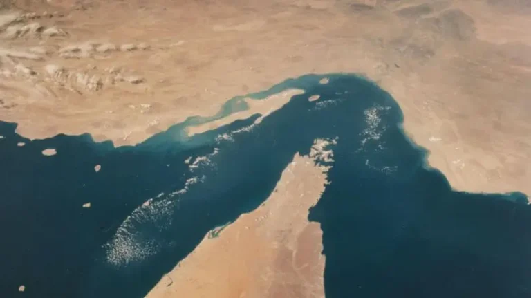 Hürmüz Boğazı'nın uzaydan görüntüsü.