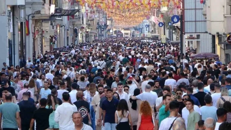 İstanbul Valiliği duyurdu: Müzik cihazıyla çevreyi rahatsız edenlere para cezası uygulanacak