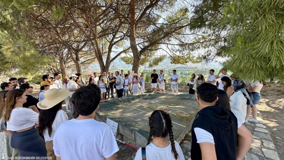 Gençler Efes’i keşfetti: 80 İzmirli genç Efes'i gece gezdi 