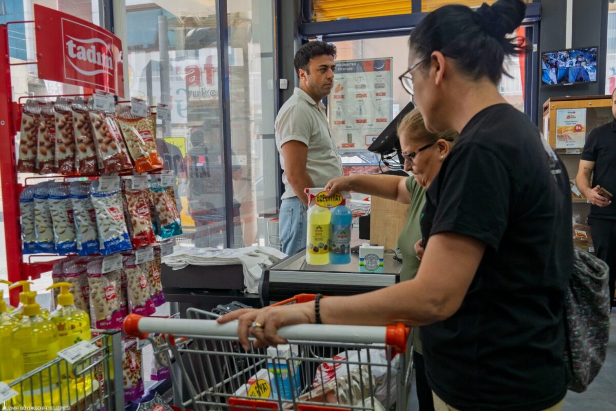 İzmir Büyükşehir altıncı İZMAR marketini Bornova'da açtı