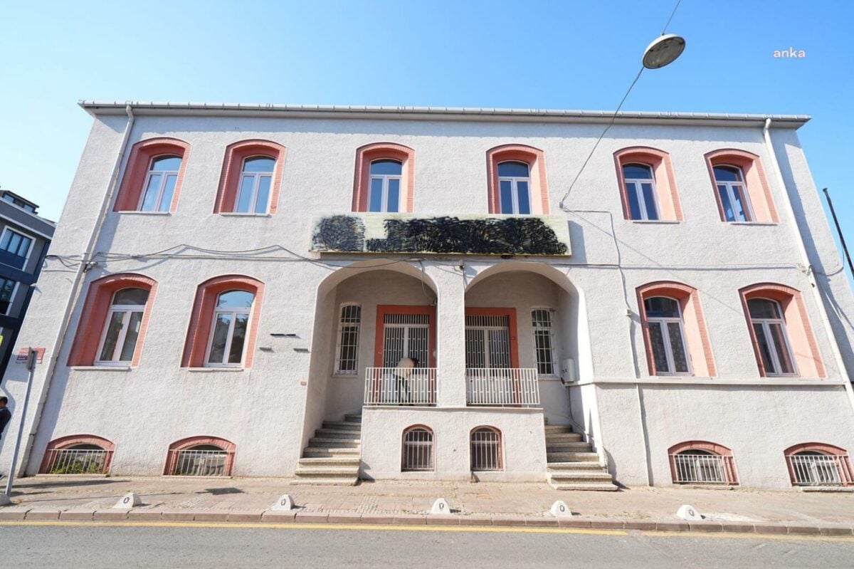 Üsküdar Belediyesi, önceki dönem Ensar Vakfı’na bedelsiz tahsis edilen binayı teslim aldı