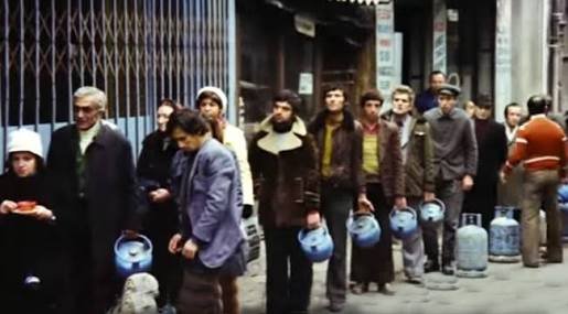 Mahfi Eğilmez yazdı: Eski Türkiye'de kuyruklar vardı