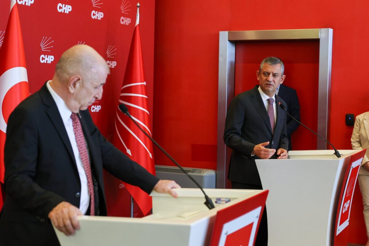 Ümit Özdağ Özgür Özel'i parti genel merkezinde ziyaret etti