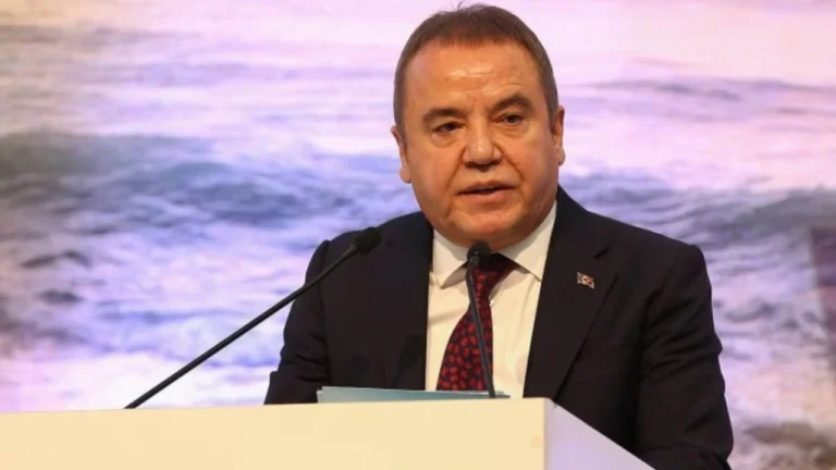 Muhittin Böcek Antalyalılara seslendi