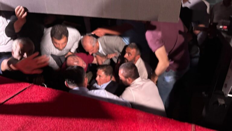 CHP'li Murat Emir, Adıyaman'da kürsüden düştü, kaburgası kırıldı