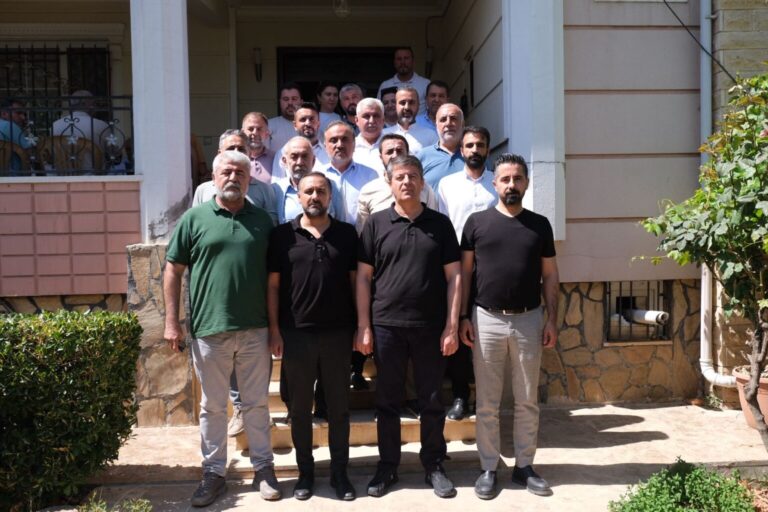 Abdurrahman Tutdere belediye toplantısını evinde yaptı