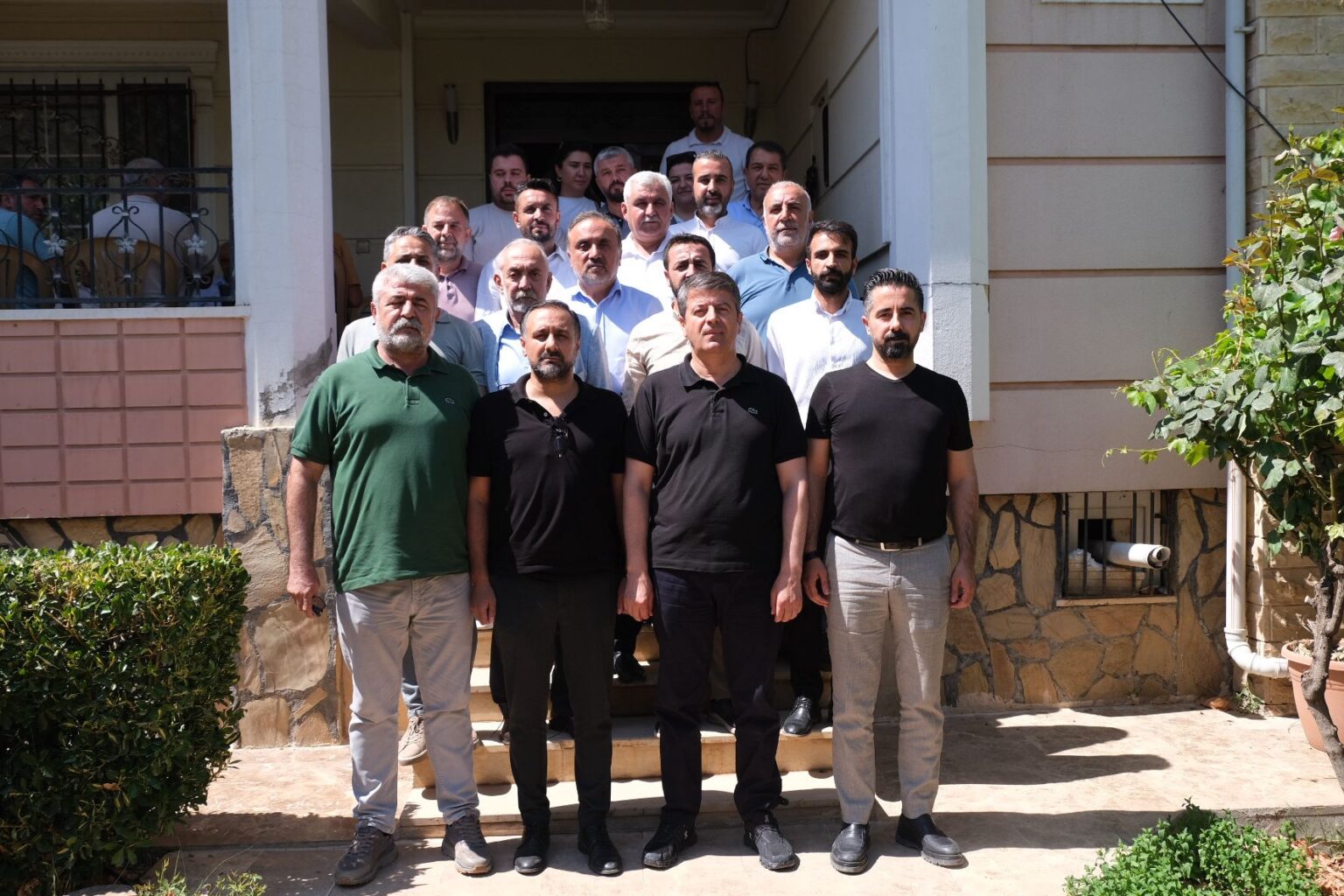 Abdurrahman Tutdere belediye toplantısını evinde yaptı