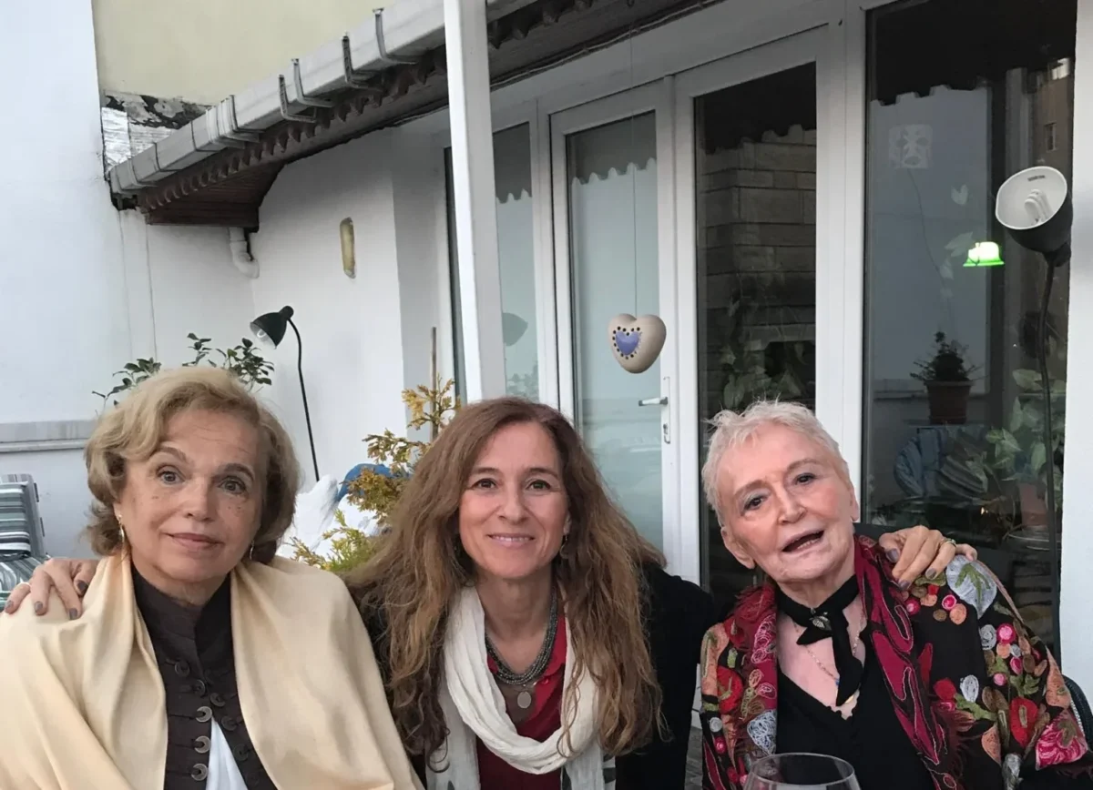 Nazan Aksoy, Müge İplikçi ve Pınar Kür.