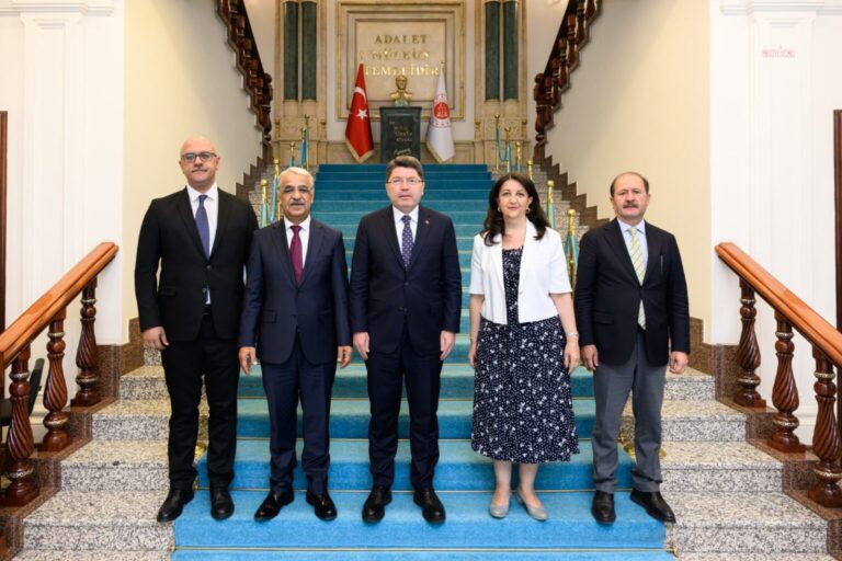 DEM Parti heyeti, Adalet Bakanı Yılmaz Tunç ile görüştü.