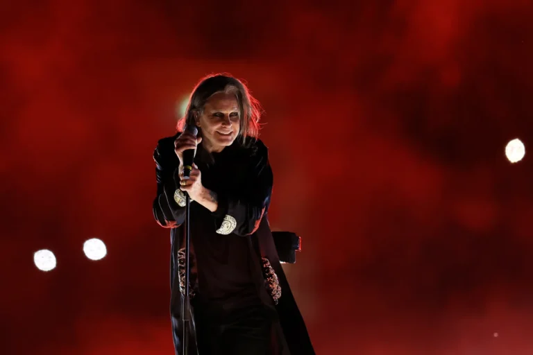 Black Sabbath'in solisti Ozzy Osbourne öldü