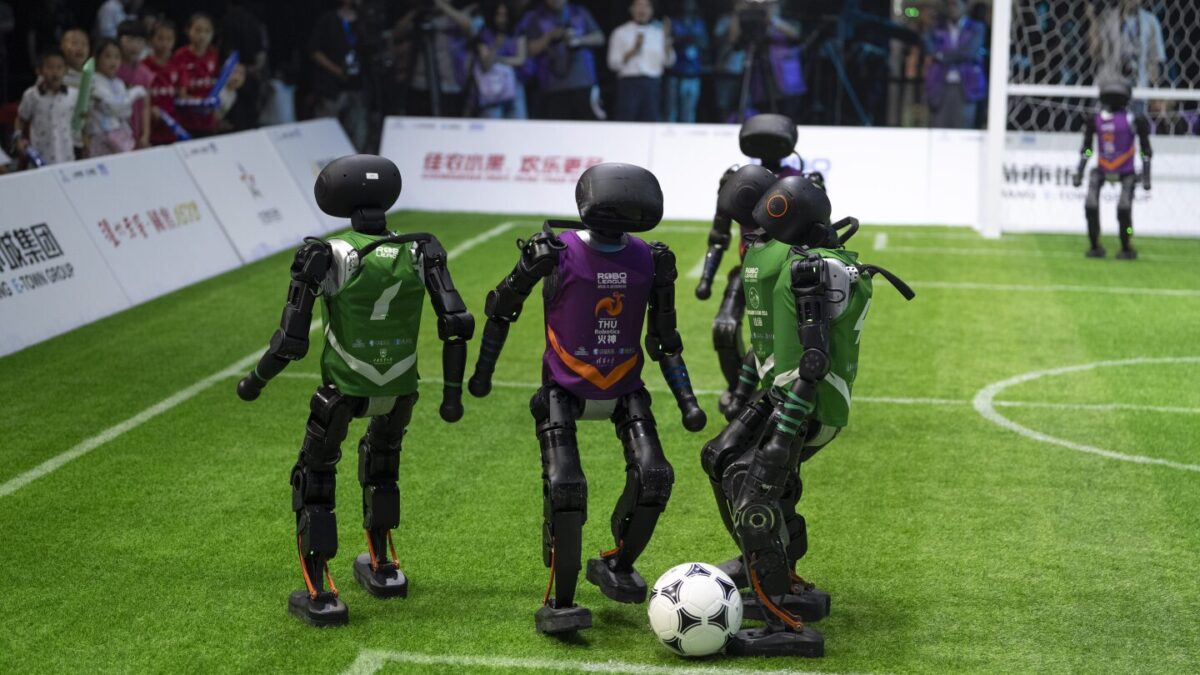 Çin'de robotlar futbol oynadı