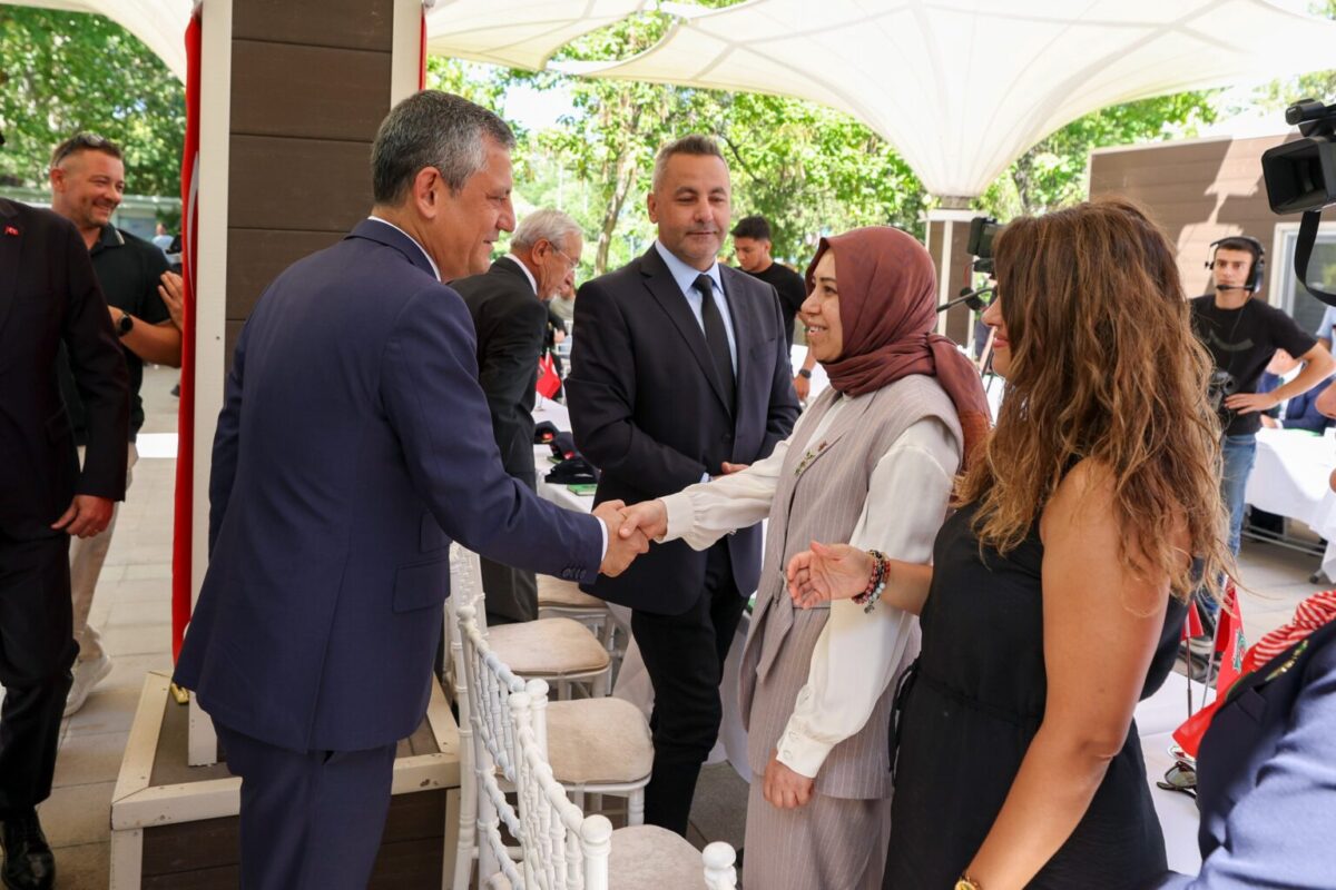 Özgür Özel şehit ve gazi derneklerini ziyaret etti