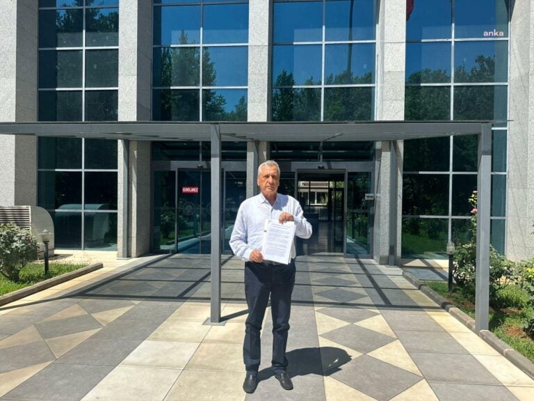 CHP'li Hasan Öztürkmen, AKP'ye katılan Şehitkamil Belediye Başkanı Umut Yılmaz hakkında suç duyurusunda bulundu.