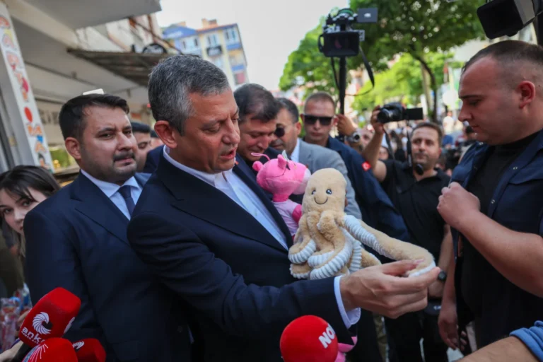 Özgür Özel, esnaf ziyaretinde oyuncak ahtapot satın aldı