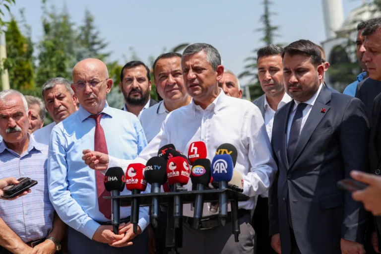 Özel'den komisyon şartı: "Anayasa tartışmalarında olmayacağız"