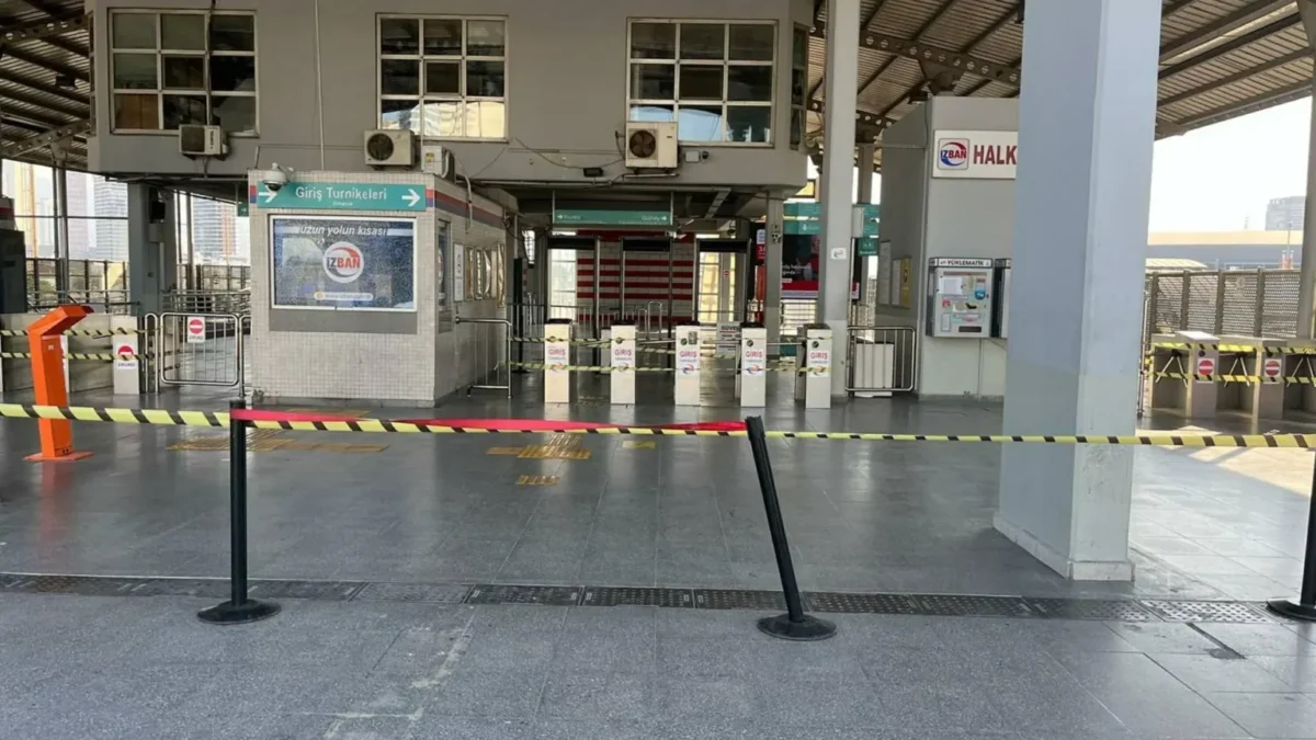 8’inci dönem toplu sözleşme görüşmelerinde hükümetin verdiği zam teklifini protesto eden memurlar iş bıraktı.