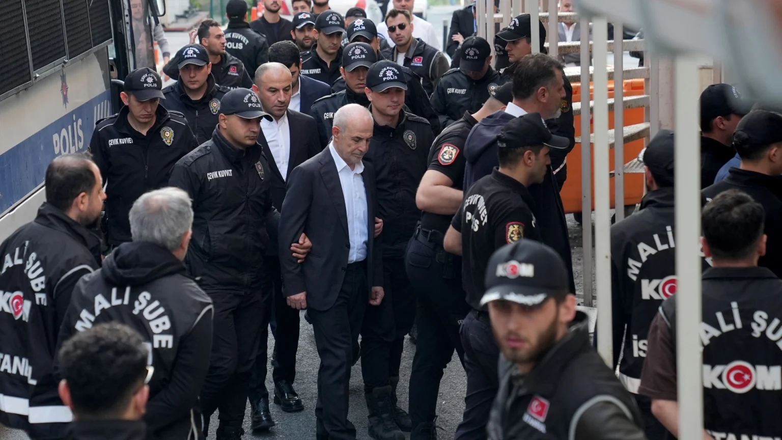 Turkey new arrests in sweeping corruption probes_3