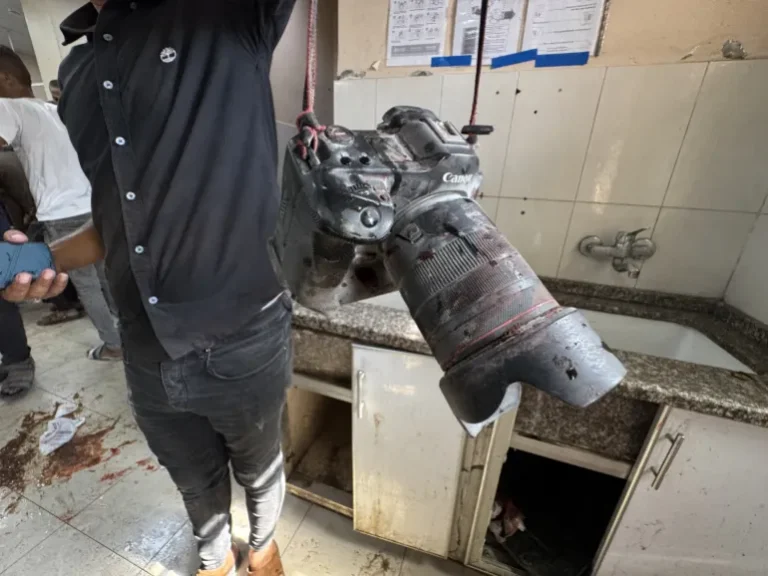 İsrail Gazze'de hastane vurdu: Dört gazeteci öldü