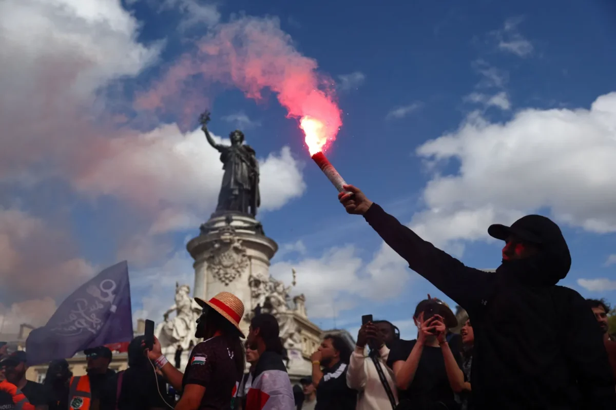 Fransa'da yeni başbakan protestolarla göreve başladı