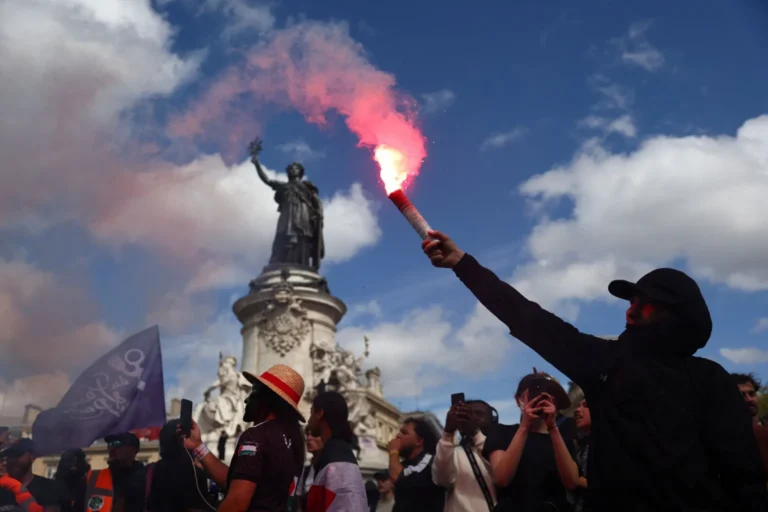 Fransa'da yeni başbakan protestolarla göreve başladı