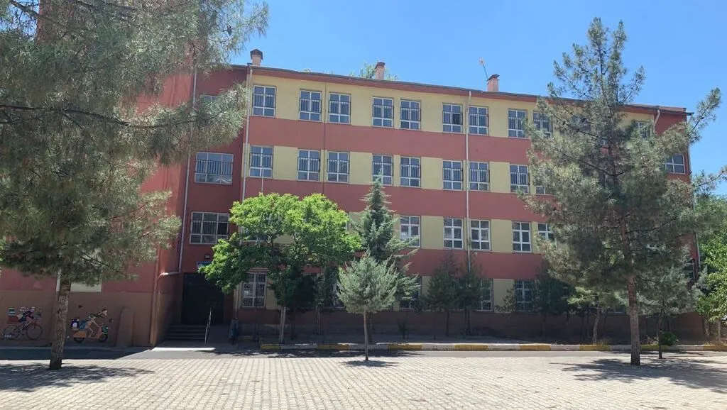 Öğrenciler deprem hasarlı okullarda iki yıl eğitim gördü