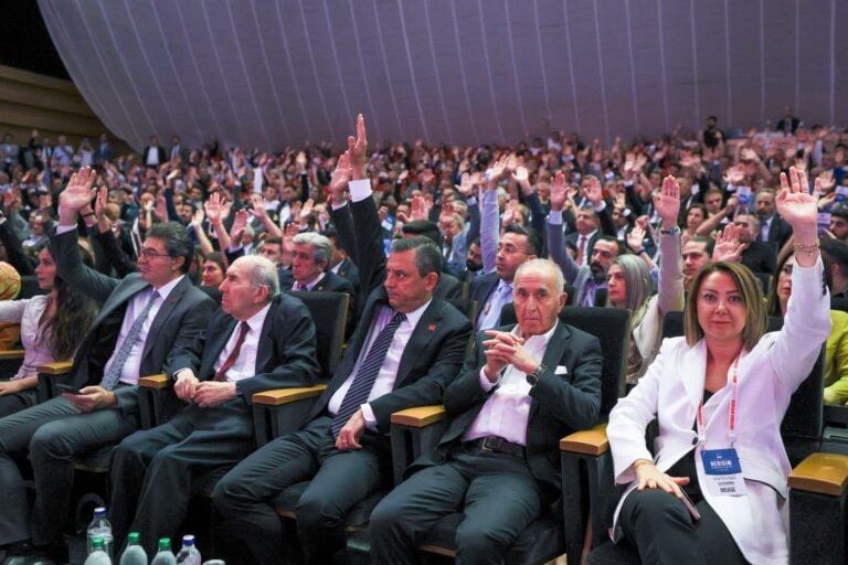 CHP'nin olağanüstü kurultayı: Özgür Özel’e rakip yok, Kılıçdaroğlu katılmayacak
