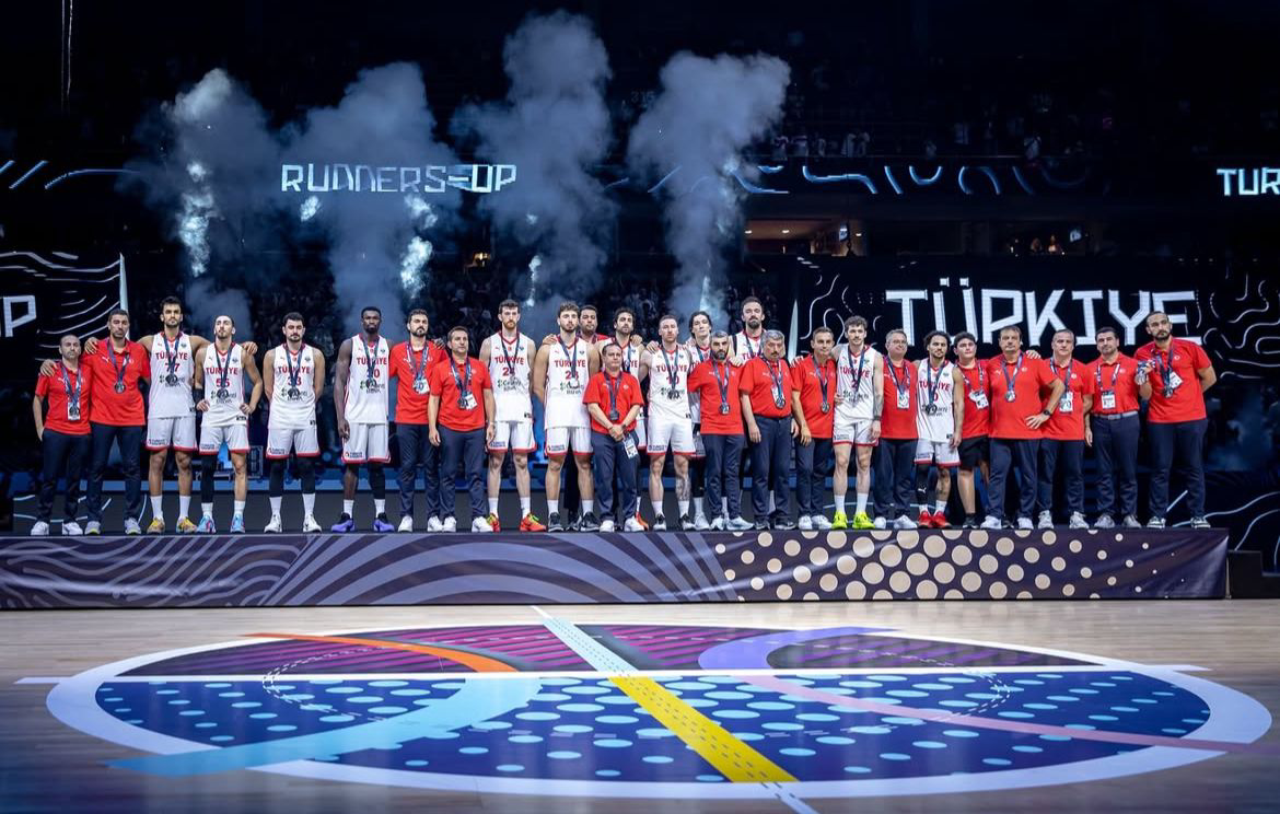 12 Dev Adam EuroBasket’ten gümüş madalyayla döndü