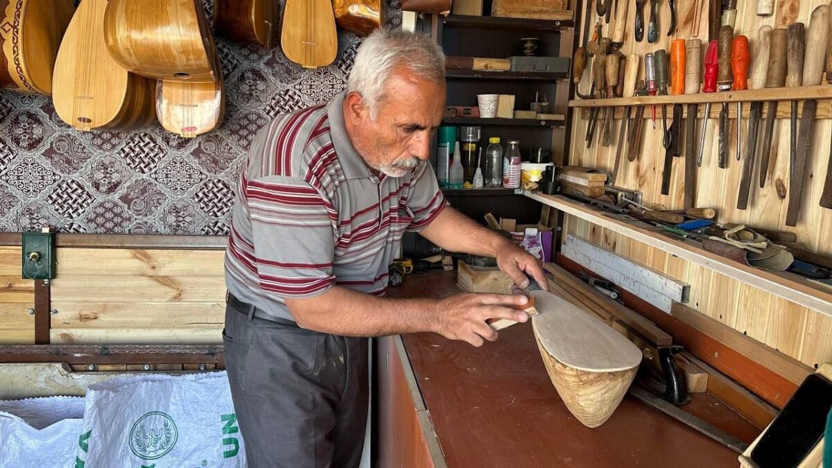 30 yıllık saz ustası Sanat Sokağı'nda mesleğine döndü