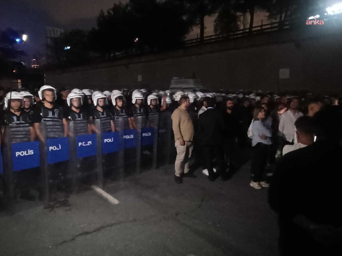 CHP İstanbul İl Başkanlığı abluka altına alındı