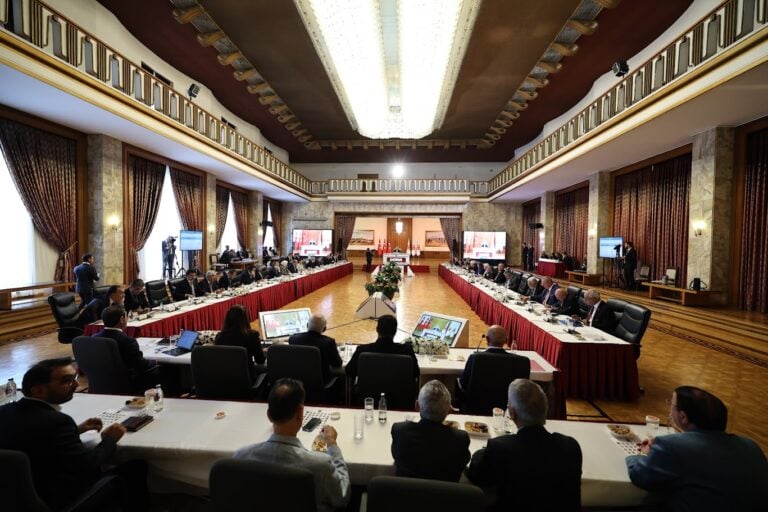Komisyon toplantısında tartışma çıktı, DEM Partililer tepki olarak salonu terk etti