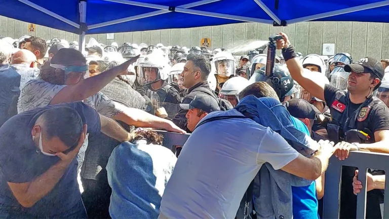 Opposition’s Istanbul HQ blockaded amid leadership removal_1