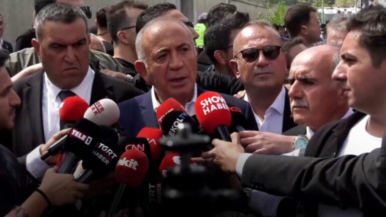 Gürsel Tekin'i dinlerken... | Ruşen Çakır yorumladı