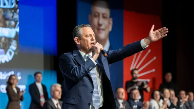 Turkey's main opposition leader reelected amidst removal threats_1