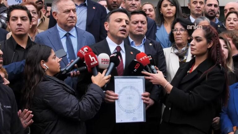 Özgür Çelik mazbatasını aldı