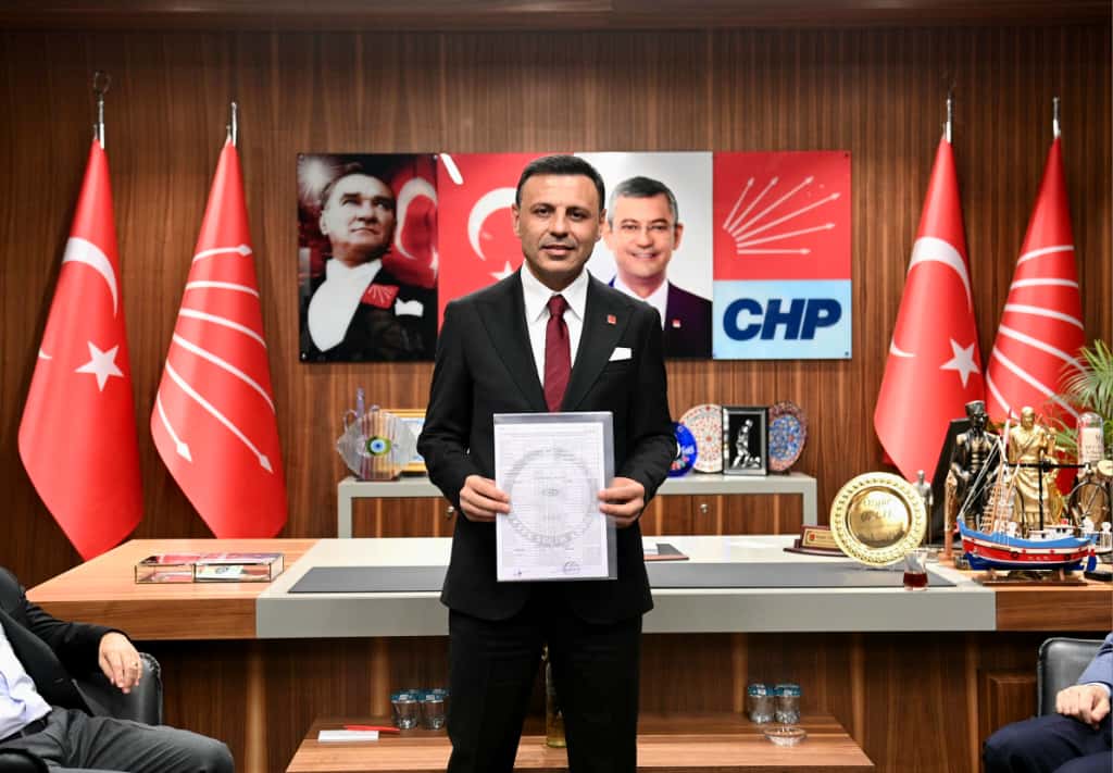 Özgür Çelik mazbatasını aldı